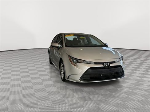 Used 2023 Toyota Corolla LE image 3
