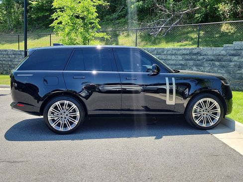 Used 2025 Land Rover Range Rover SE AWD/4WD image 11