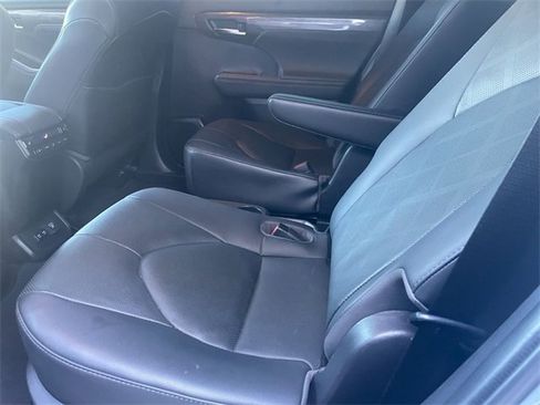 Used 2021 Toyota Highlander Platinum image 5