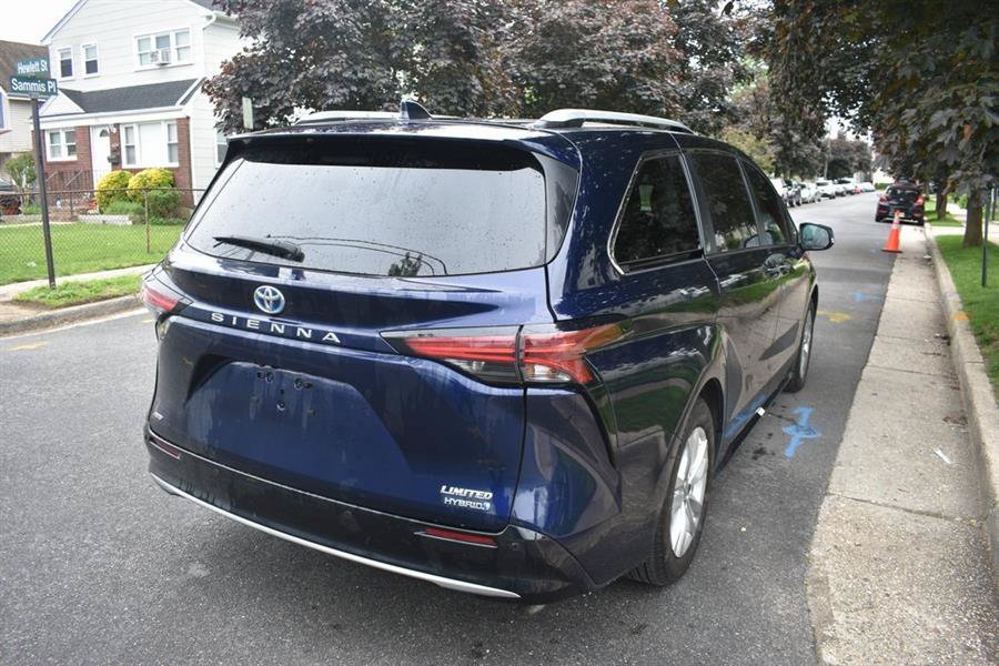 Used 2024 Toyota Sienna LE FWD image 5