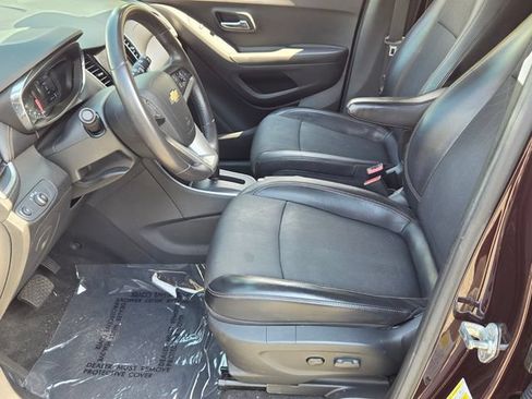 Used 2020 Chevrolet Trax LT w/ LT Convenience Package FWD image 11