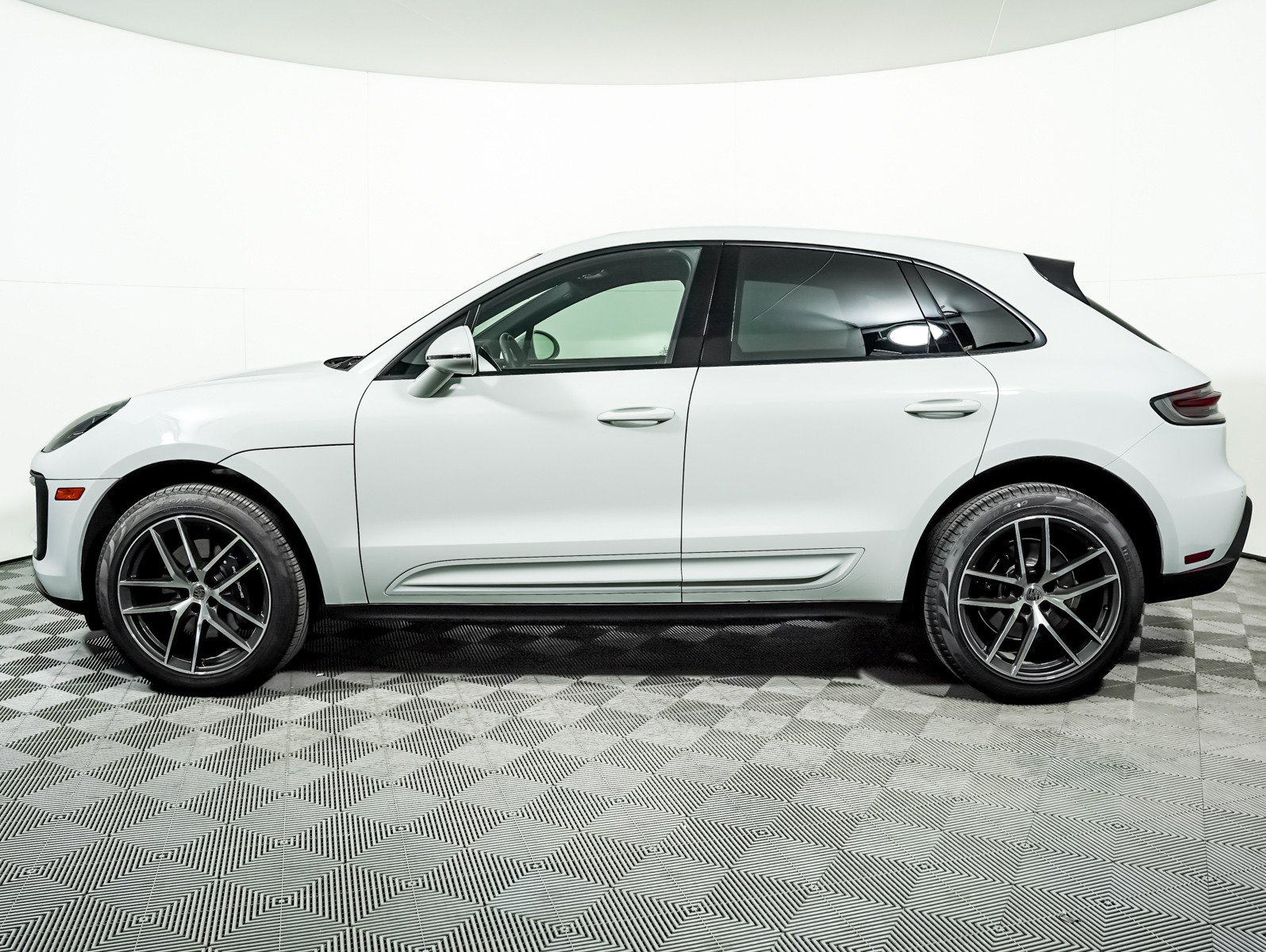 Used 2026 Porsche Macan AWD/4WD image 2