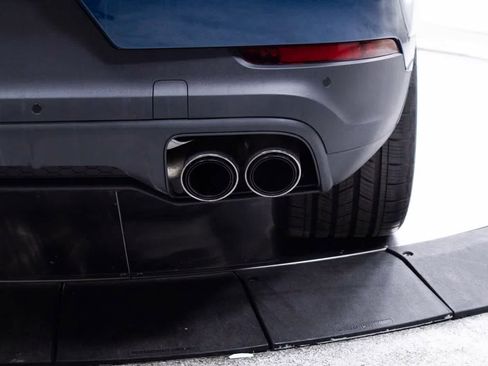 Certified 2025 Porsche Cayenne AWD/4WD image 20