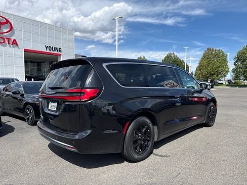 Used 2023 Chrysler Pacifica Touring-L FWD image 4