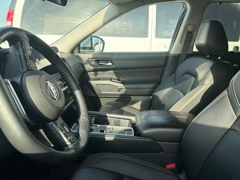 Used 2025 Nissan Pathfinder SL FWD image 2