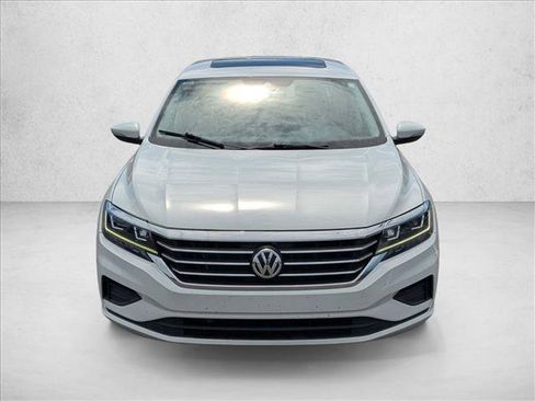 Used 2022 Volkswagen Passat 2.0T SE FWD image 2