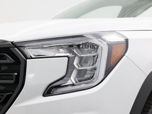 Used 2024 GMC Terrain SLE w/ Driver Convenience Package FWD image 12