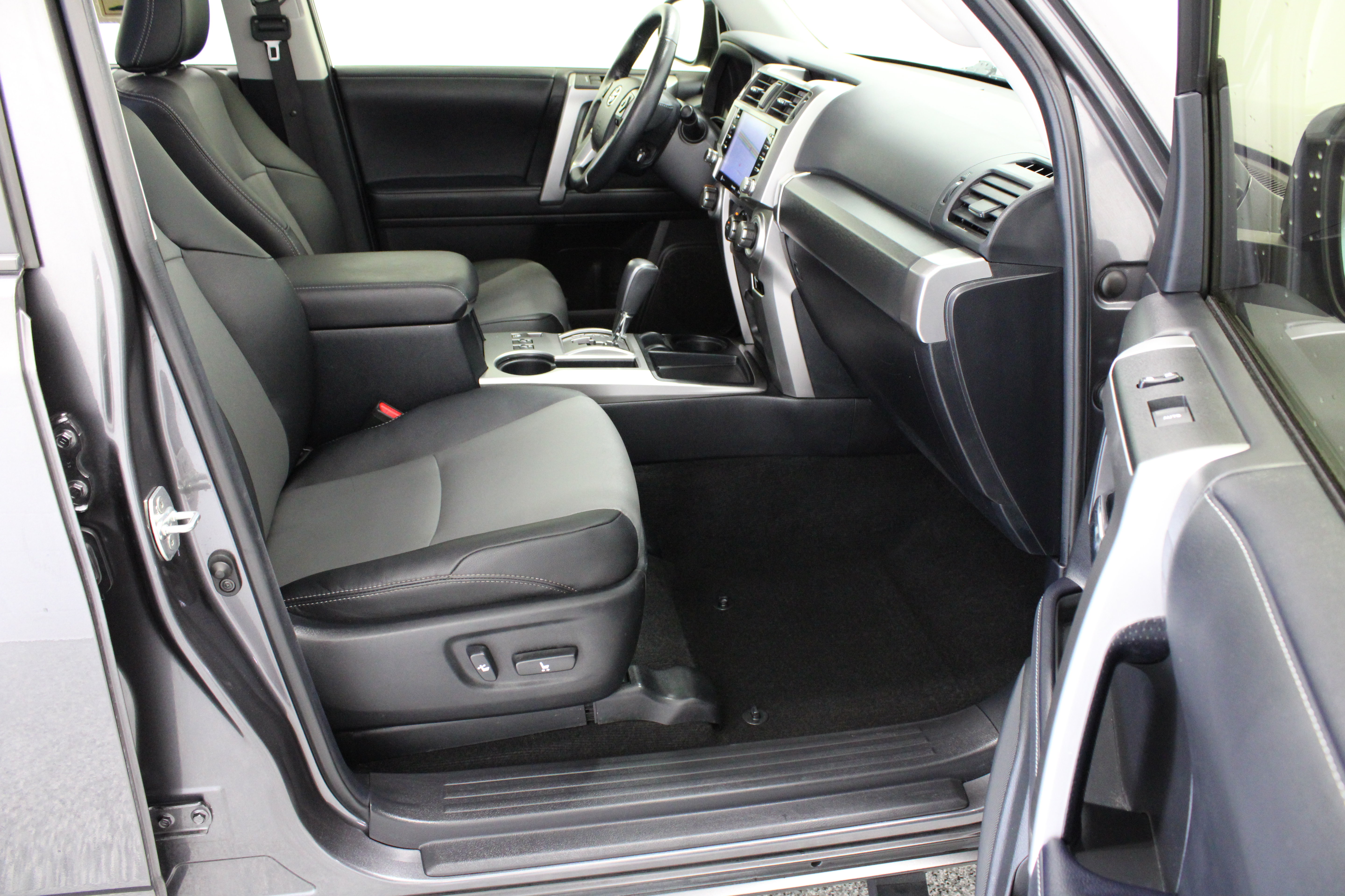 Used 2023 Toyota 4Runner SR5 Premium w/ Moonroof Package RWD image 38