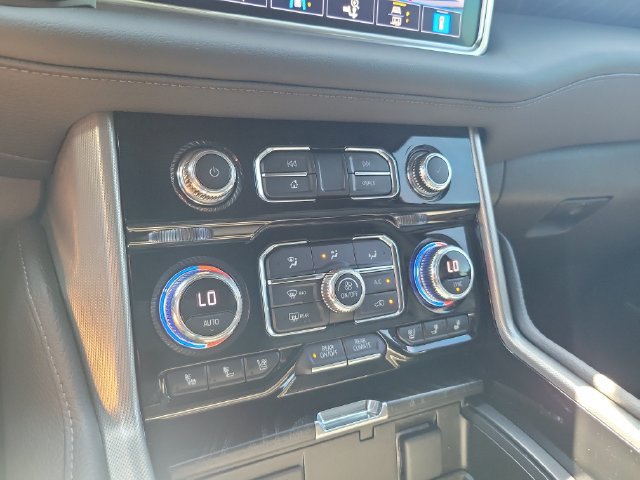 Used 2021 GMC Yukon XL Denali w/ Denali Premium Package AWD/4WD image 25