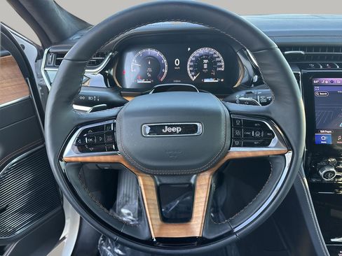 Used 2025 Jeep Grand Cherokee Summit image 32
