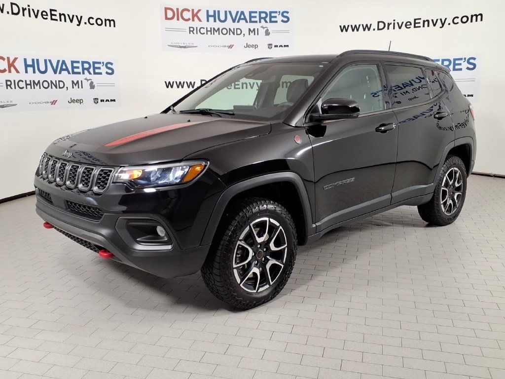 Used 2025 Jeep Compass Trailhawk w/ Sun & Sound Group AWD/4WD image 1