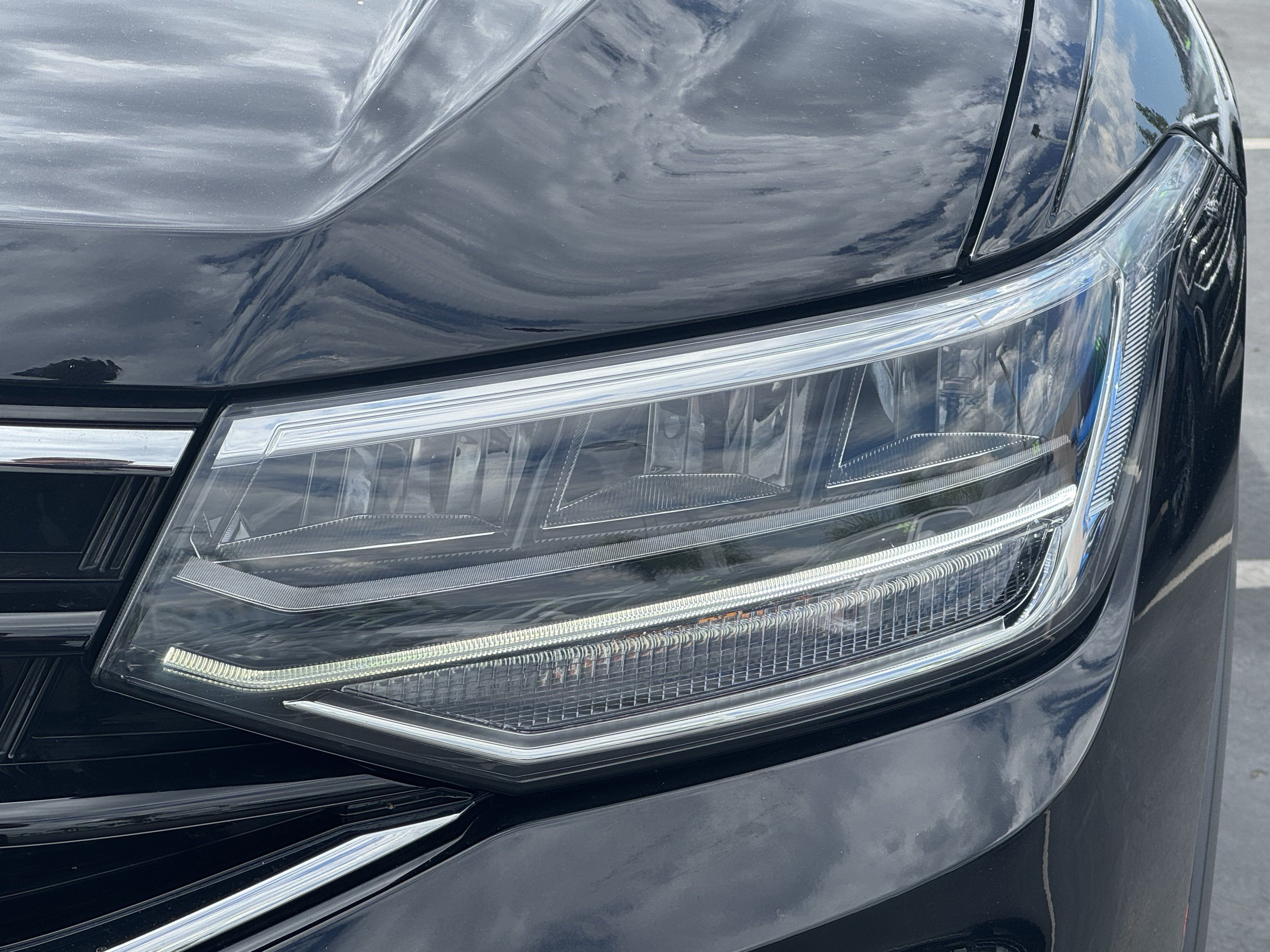 Certified 2023 Volkswagen Tiguan SE R-Line FWD image 5