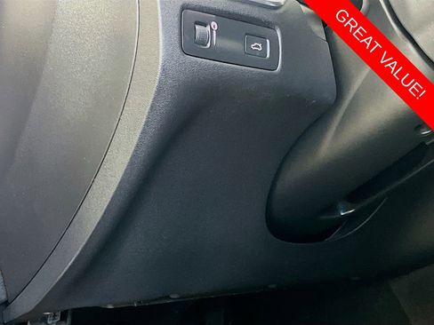 Used 2018 Volvo XC60 T5 Momentum w/ Convenience Package image 10