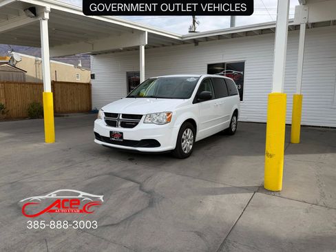Used 2017 Dodge Grand Caravan SE w/ UConnect Hands-Free Group image 3