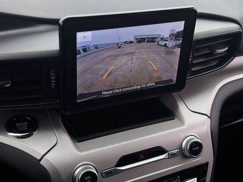 Used 2024 Ford Explorer XLT RWD image 19