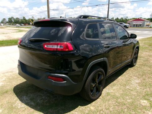 Used 2017 Jeep Cherokee Sport FWD image 7