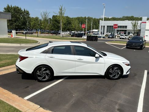 Used 2025 Hyundai Elantra SEL FWD image 11