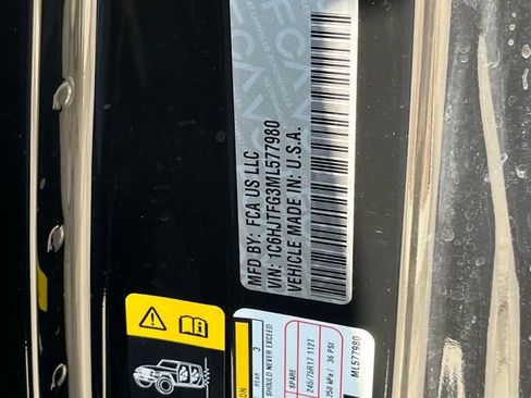 Used 2021 Jeep Gladiator Overland w/ Cold Weather Group image 32