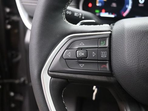Used 2025 Jeep Grand Cherokee Altitude AWD/4WD image 19