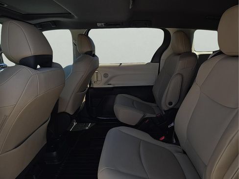Used 2023 Toyota Sienna XLE FWD image 11