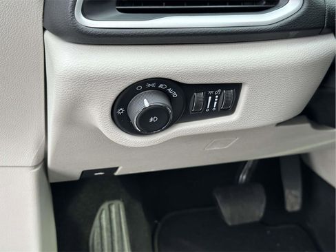 Used 2024 Chrysler Pacifica Touring-L image 18