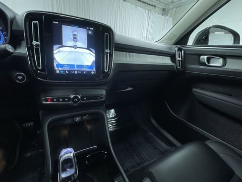 Used 2025 Volvo XC40 B5 Plus image 13