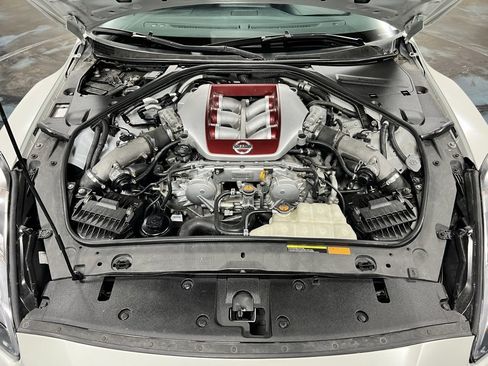 Used 2017 Nissan GT-R Premium image 38