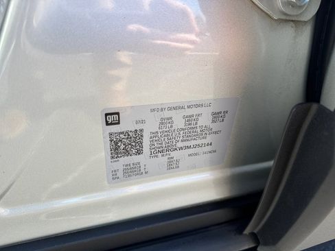 Used 2021 Chevrolet Traverse LT image 39