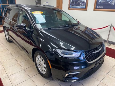 Used 2022 Chrysler Pacifica Touring-L FWD image 3