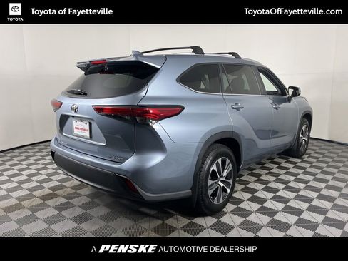 Used 2023 Toyota Highlander XLE AWD/4WD image 19