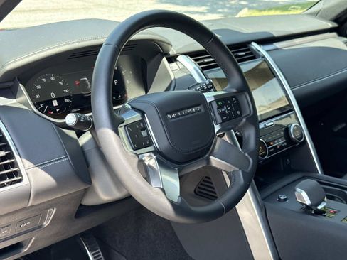 Used 2024 Land Rover Discovery Metropolitan Edition AWD/4WD image 2