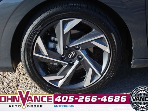 Used 2025 Hyundai Elantra SEL image 11