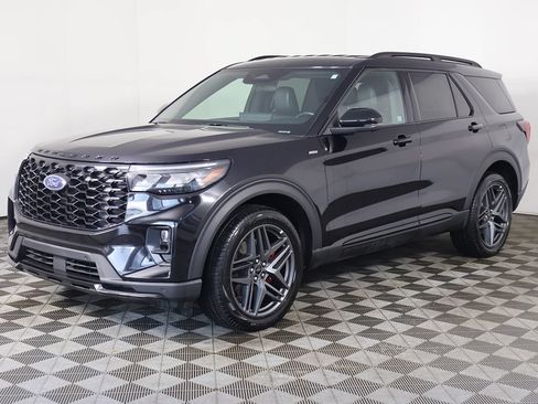 Used 2025 Ford Explorer ST-Line w/ ST-Line Street Pack AWD/4WD image 8