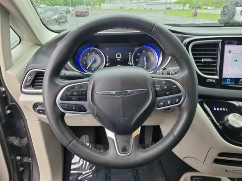 Used 2023 Chrysler Pacifica Touring-L FWD image 21
