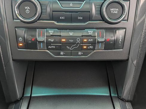 Used 2017 Ford Explorer XLT w/ Equipment Group 202A AWD/4WD image 18