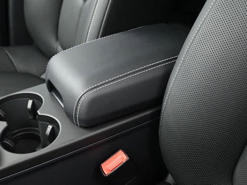 Certified 2025 Porsche Macan S image 21