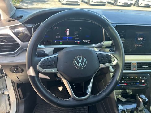 Certified 2025 Volkswagen Taos SE image 14