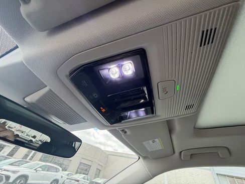 Used 2025 Volkswagen Tiguan SE w/ Panoramic Sunroof Package image 29