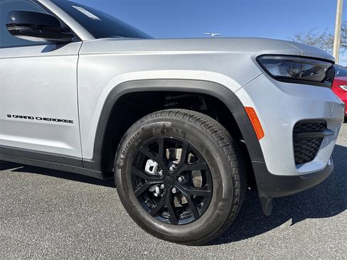 Used 2025 Jeep Grand Cherokee Altitude image 10