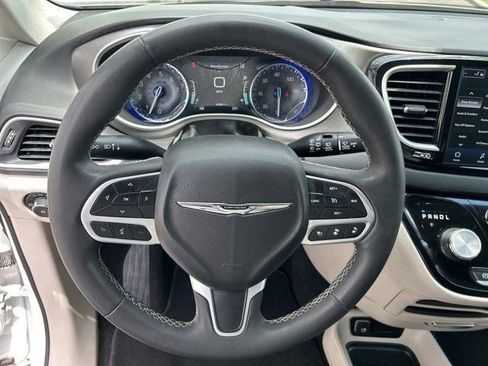 Used 2023 Chrysler Pacifica Touring-L FWD image 16