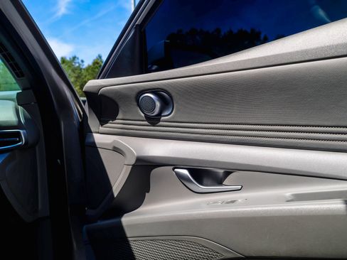 Used 2023 Hyundai Elantra SEL w/ Convenience Package image 11