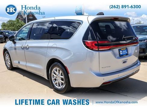 Used 2024 Chrysler Pacifica Touring-L FWD image 3