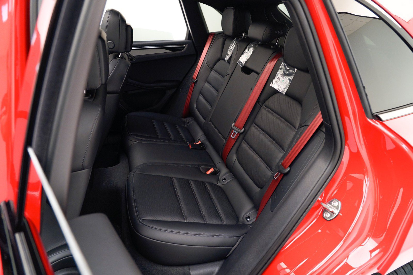 Certified 2026 Porsche Macan AWD/4WD image 30