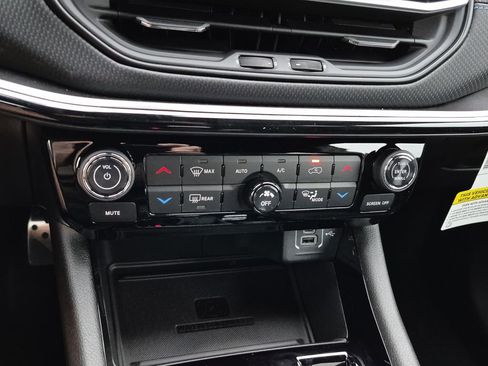 New 2026 Jeep Compass Latitude image 24