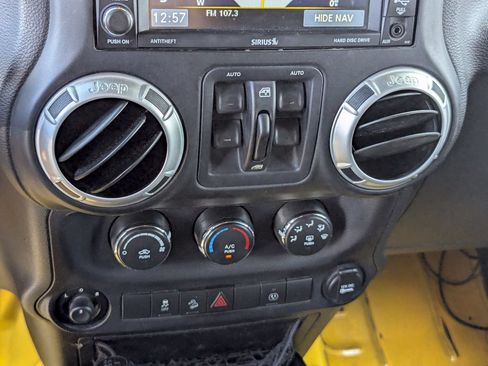 Used 2015 Jeep Wrangler Unlimited Rubicon w/ Connectivity Group AWD/4WD image 20