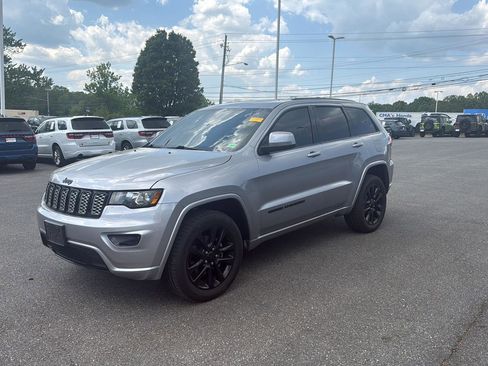 Used 2019 Jeep Grand Cherokee Altitude AWD/4WD image 6