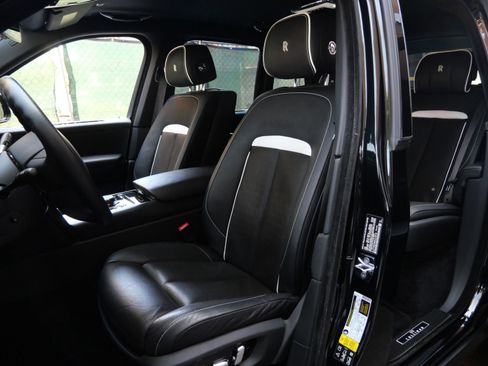 Used 2022 Rolls-Royce Cullinan Black Badge w/ Dark Exterior Package image 31