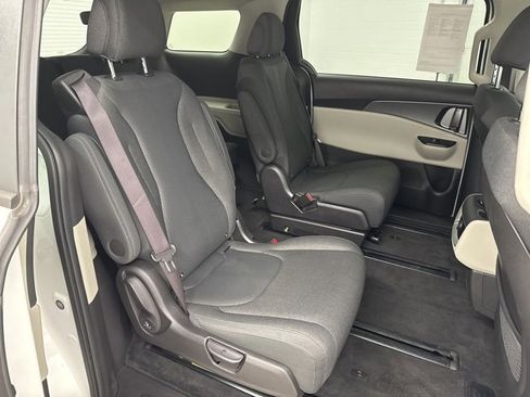 Used 2022 Kia Carnival LX image 33