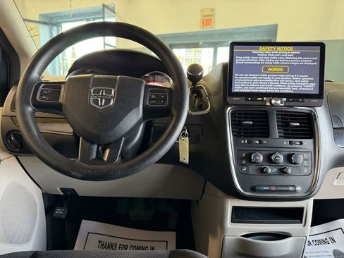 Used 2017 Dodge Grand Caravan SE image 14