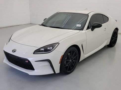 Used 2025 Toyota GR86 Premium RWD image 3